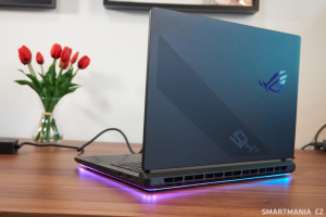 RGB prvky jsou kolem celé základny laptopu
