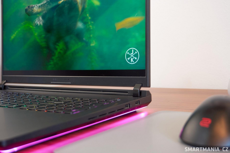 USB-A konektory na pravé straně Asus ROGStrix Scar 18