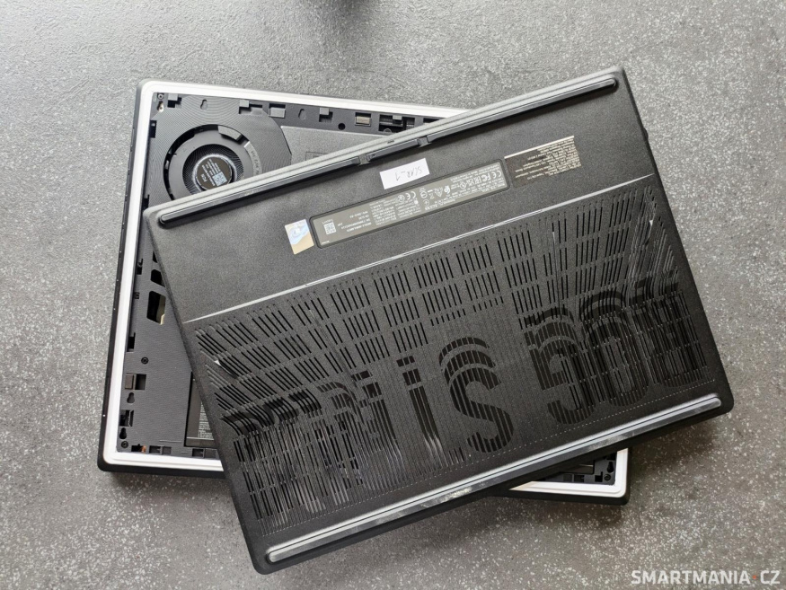 Zadní kryt u Asus ROG Strix Scar 18