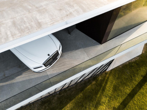 Rolls-Royce Spectre Black Badge v bílé barvě