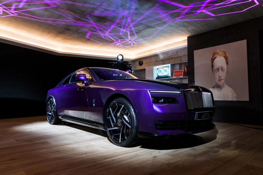 Rolls-Royce Spectre Black Badge v nové barvě Vapor Violet Rolls-Royce Spectre Black Badge v nové barvě Vapor Violet