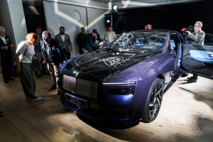 Rolls-Royce Spectre Black Badge v nové barvě Vapor Violet