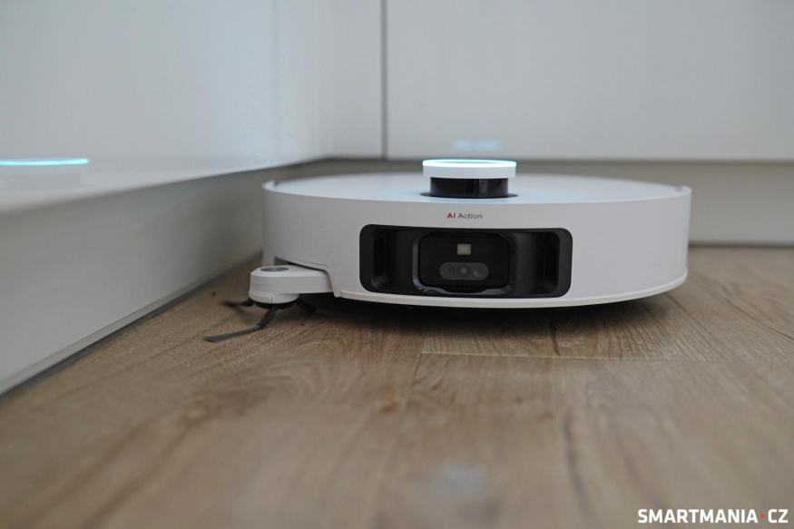 Horní majáček s Lidarem se umí zasunout, díky tomu se výška robota sníží jen na 8,9 cm. Výsuvné rameno (kartáček i mop) zajistí precizní úklid v rozích. Horní majáček s Lidarem se umí zasunout, díky tomu se výška robota sníží jen na 8,9 cm. Výsuvné rameno (kartáček i mop) zajistí precizní úklid v rozích.