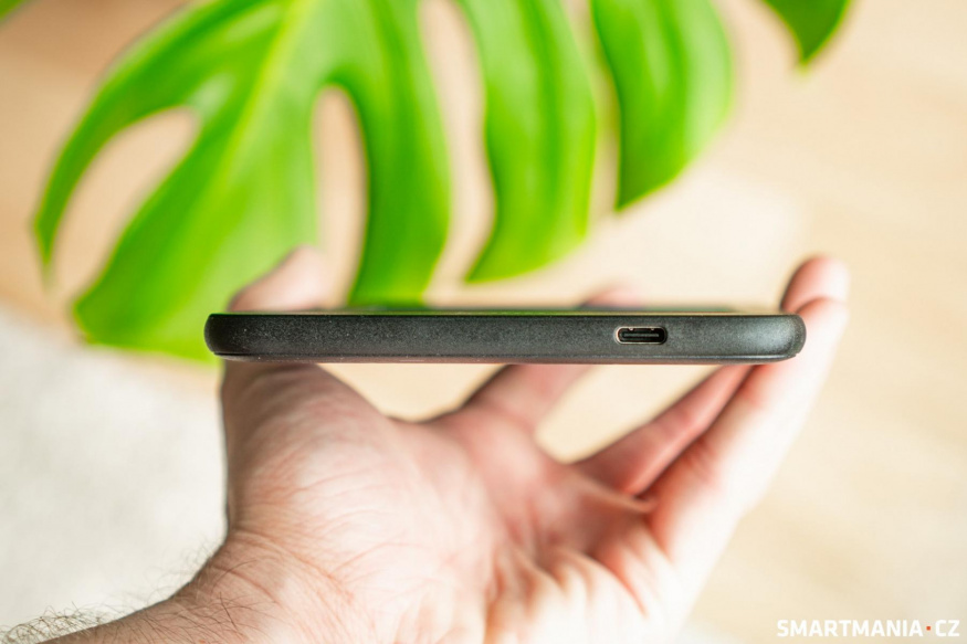 Spodní strana s USB-C