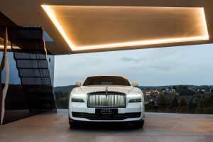 Rolls-Royce Spectre Black Badge v bílé barvě