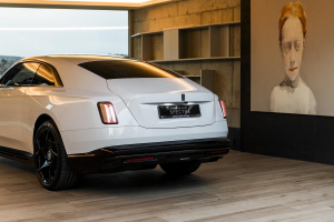 Rolls-Royce Spectre Black Badge v bílé barvě