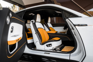 Rolls-Royce Spectre Black Badge v bílé barvě
