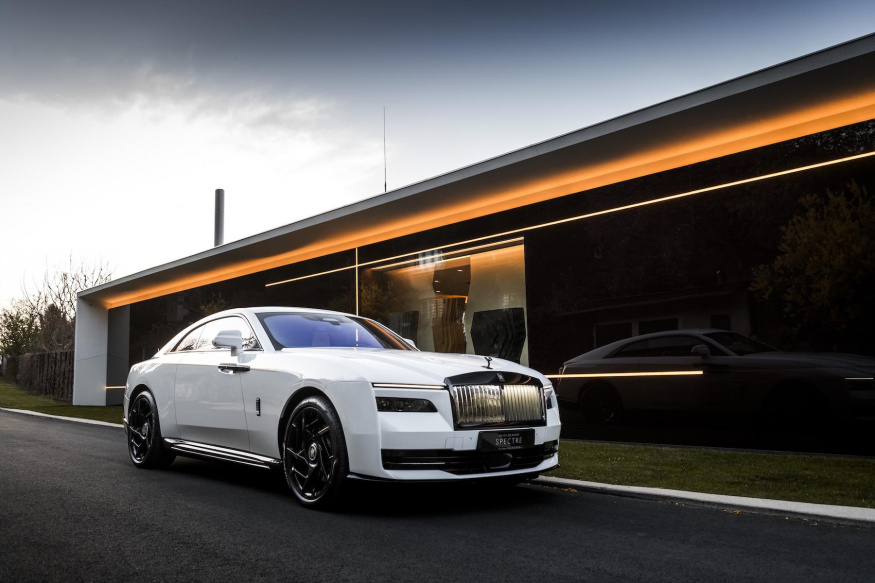 Rolls-Royce Spectre Black Badge v bílé barvě Rolls-Royce Spectre Black Badge v bílé barvě
