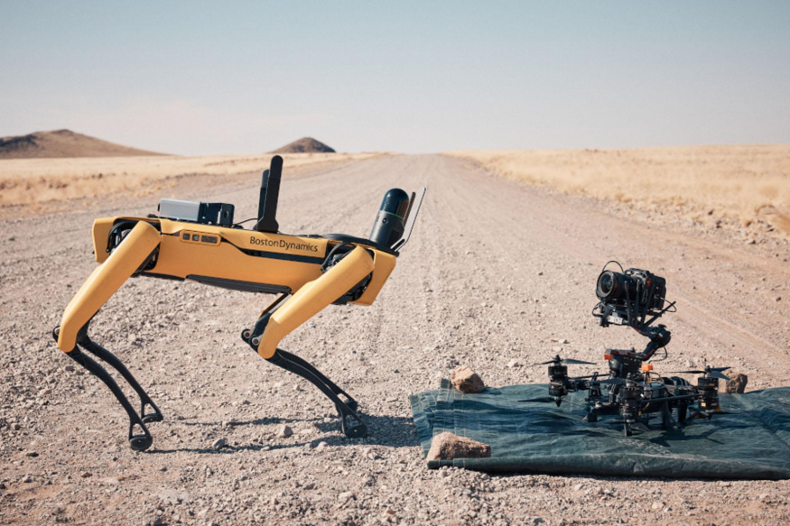 Robot Spot od Boston Dynamics během natáčení filmu Robot Spot od Boston Dynamics během natáčení filmu