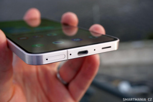 Konektor USB-C je posunutý směrem vzad