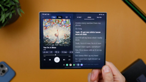 Spotify na telefonu s ohebným displejem (ilustrační obrázek)