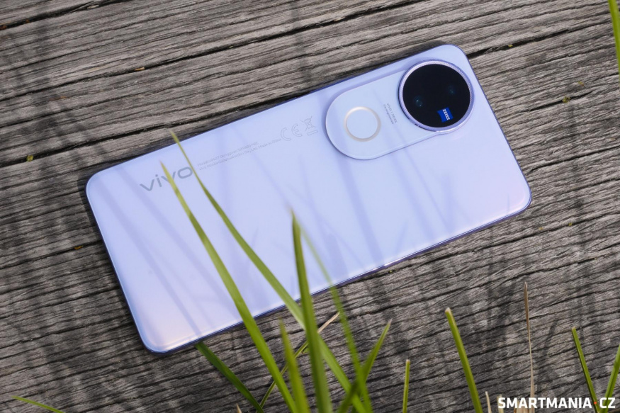 Vivo V50 mezi trávou