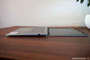 Asus Vivobook S16 se dá otevřít do úhlu 180 stupňů