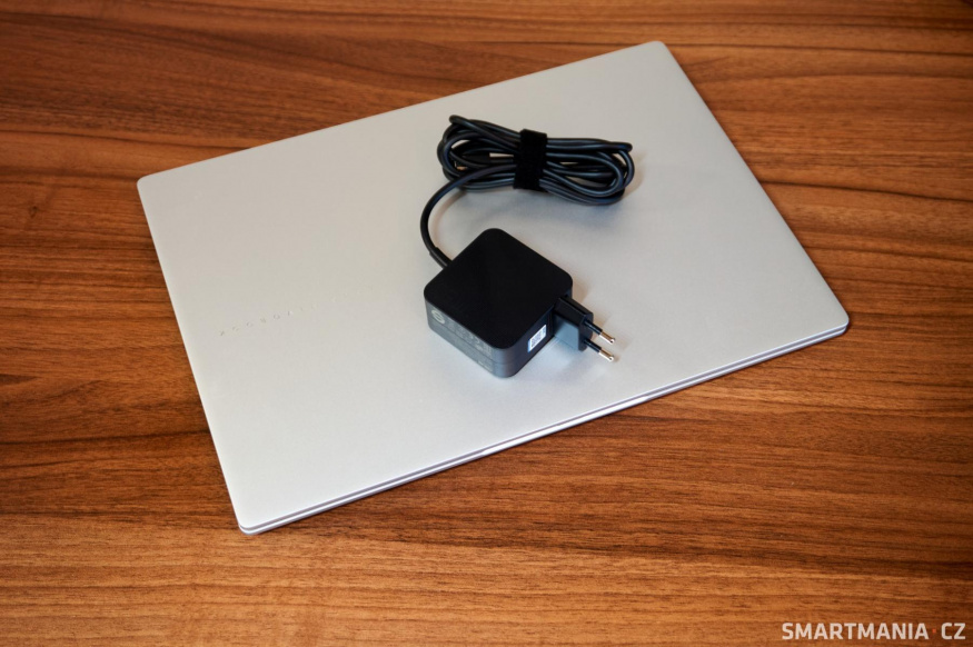 V balení se nachází 65W adaptér zakončený USB-C konektorem V balení se nachází 65W adaptér zakončený USB-C konektorem