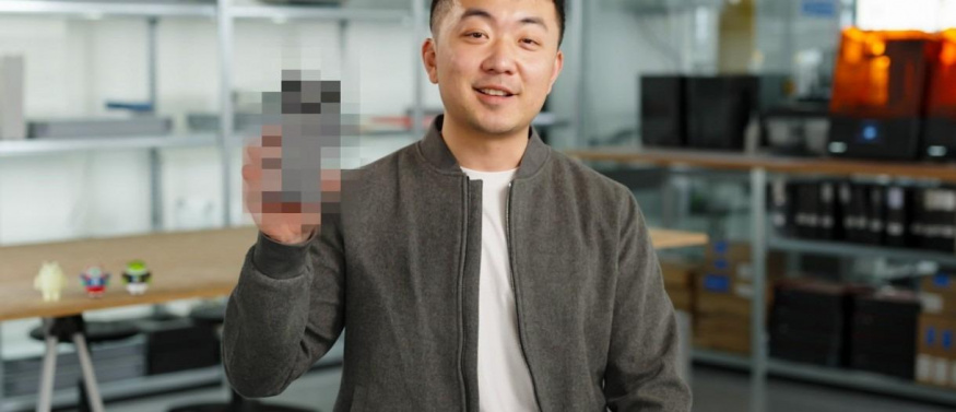 Carl Pei držící chystaný Nothing Phone (3)