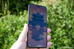 Displej mobilu Honor 400 Pro na přímém slunci
