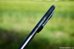 Tlačítka v rámu u smartphonu Honor 400 Pro