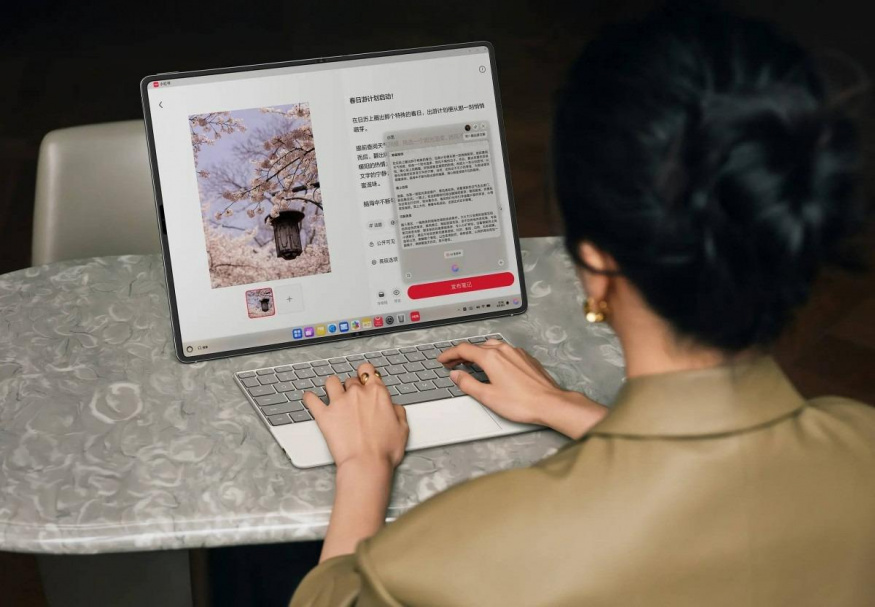 Ohebný počítač Huawei MateBook Fold Ultimate