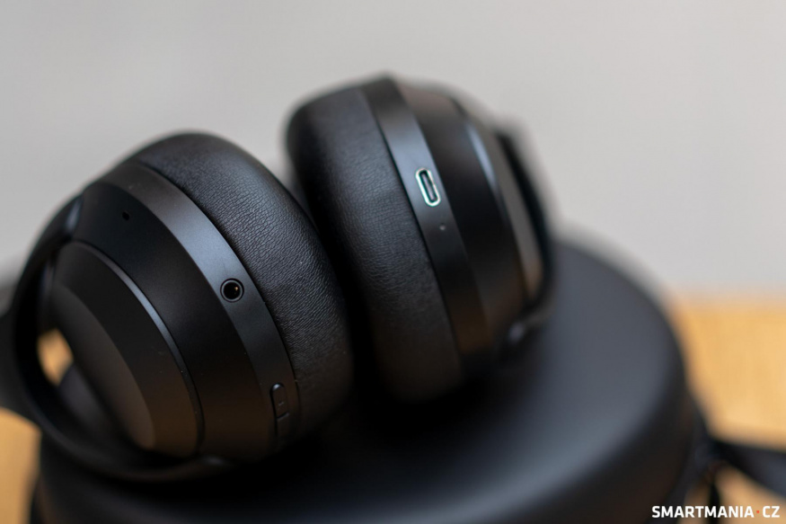 Audio konektor umožní poslech přes kabel 