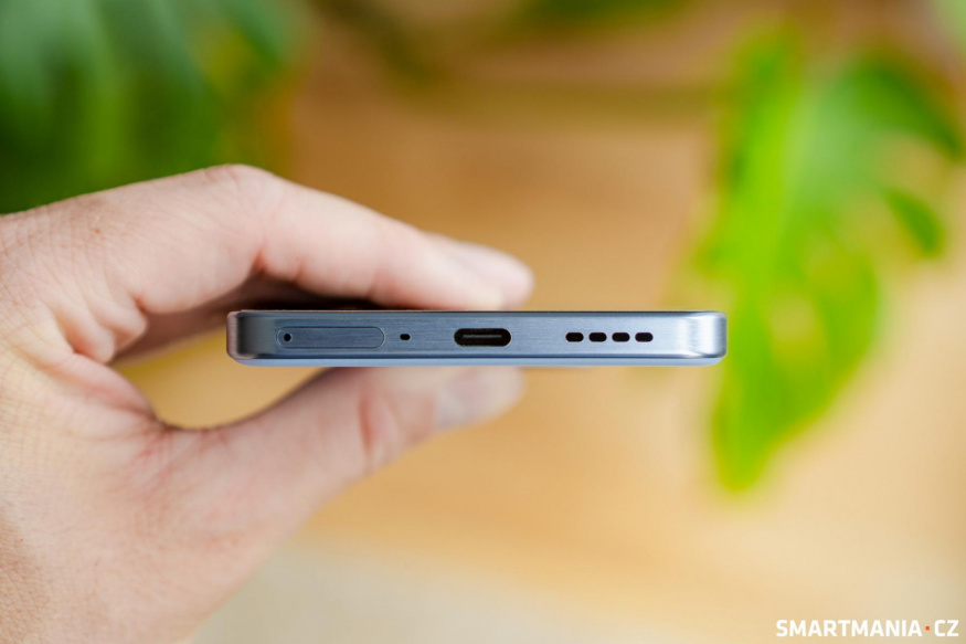 Spodní část se SIM slotem, USB-C a reproduktorem