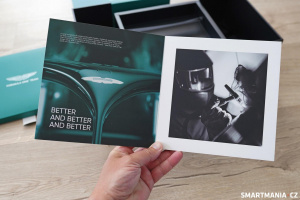 V balení najdete brožuru s fotografiemi a informacemi o značkám Aston Martin a Realme