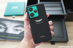 Kryt s výřezem, skrze který vidíte logo Aston Martin na zadní straně telefonu