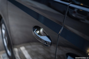 Příjemný detail: podsvícené kliky dveří