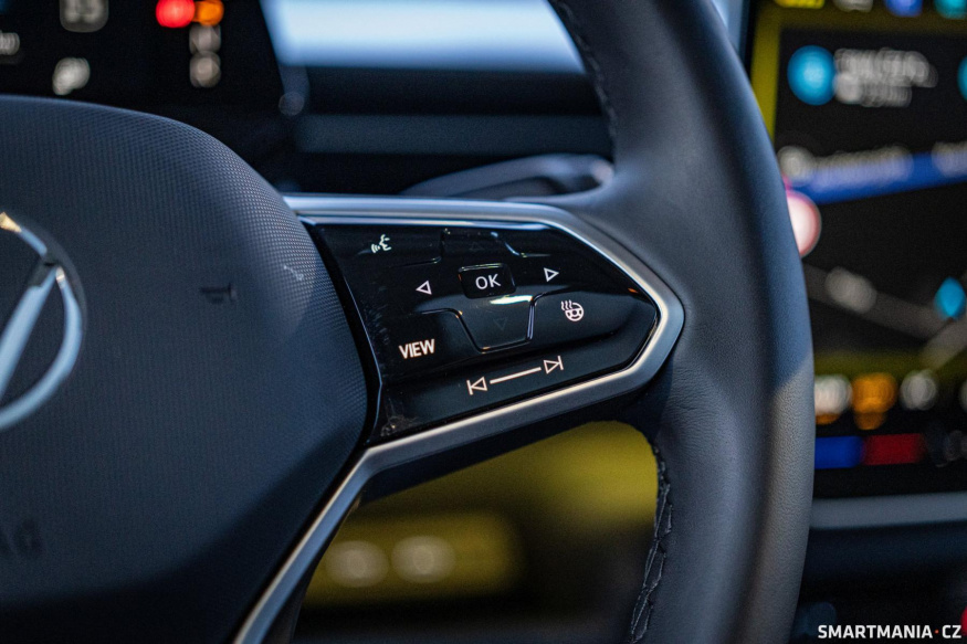 Já bych rozhodně upřednostnil mechanická tlačítka před senzorovými. Vybrat si bohužel nemůžete. Já bych rozhodně upřednostnil mechanická tlačítka před senzorovými. Vybrat si bohužel nemůžete.