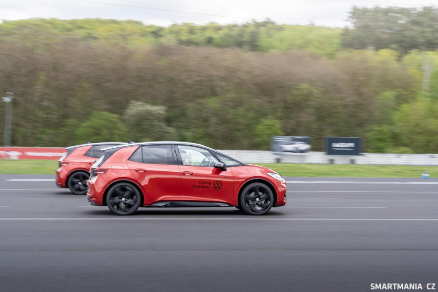 Drag race je silná disciplína elektromobilů Drag race je silná disciplína elektromobilů