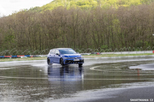 V Drift režimu vám stabilizace nebude zasahovat do jízdy