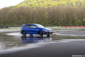Po přenosu výkonu na zadní nápravu není problém driftovat