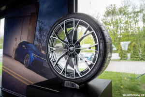 Pneumatiky jsou samozřejmě na okruhu velmi důležité. V tomto případě jsme měli obuty Bridgestone Potenza Race, určené právě pro jízdu na okruhu.