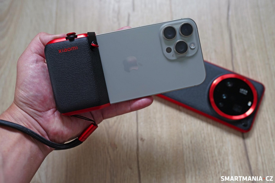 Z gripu můžete dobíjet klidně i iPhone 16 Pro Max