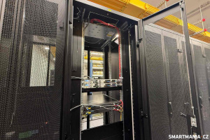 Serverová skříň v datovém centru obsahuje zařízení pro kvantovou distribuci klíčů (QKD)