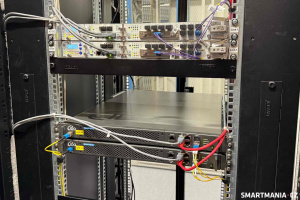 Širší pohled na serverový rack s QKD systémem zahrnující jak spodní síťové jednotky pro kvantovou distribuci klíčů, tak zařízení označená "ALICE" a "BOB" v horní části racku, která tvoří kompletní end-to-end řešení pro bezpečnou kvantovou komunikaci