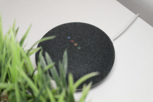 Google Home Mini na stole