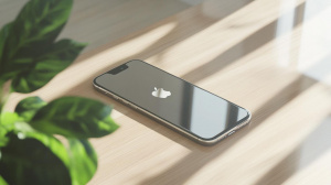 Chytrý telefon Apple iPhone ležící na stole (ilustrační obrázek)