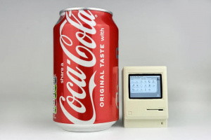 Miniaturní počítač Pico-Mac-Nano vedle plechovky Coca-Coly
