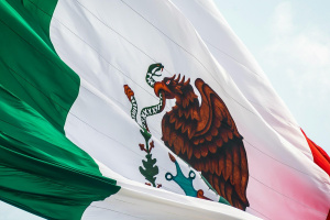 Mexická vlajka vlající ve větru