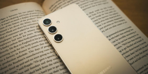 Samsung Galaxy S24 položený na knize
