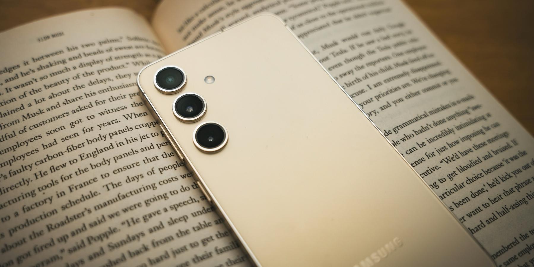 Samsung Galaxy S24 položený na knize