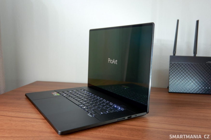 Asus ProArt P16 vypadá na první pohled velmi nenápadně