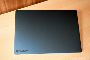 Zcela čistý design narušuje jen malé logo Asus ProArt v levém dolním rohu
