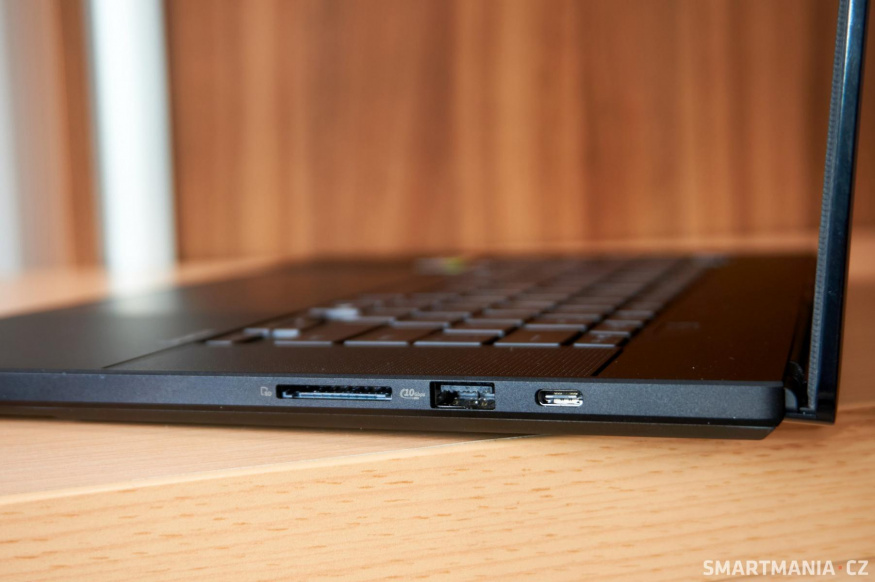 Konektorová výbava na pravé straně u Asus ProArt P16