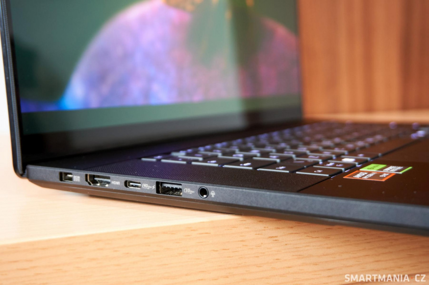 Konektorová výbava na levé straně u Asus ProArt P16