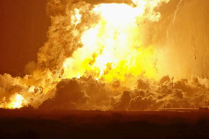 Kosmická loď Elona Muska v plamenech. Během testů došlo k obří explozi (2025)