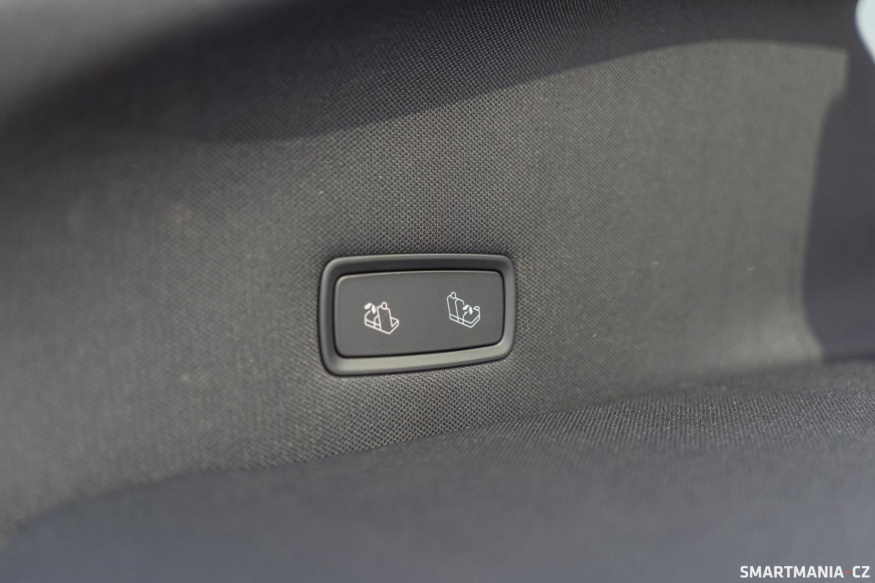 Někde Tesla nešetří, třeba sklápění zadních sedadel je elektrické