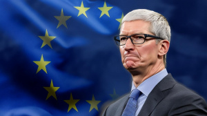 Naštvaný Tim Cook před vlajkou Evropské unie (ilustrační obrázek)