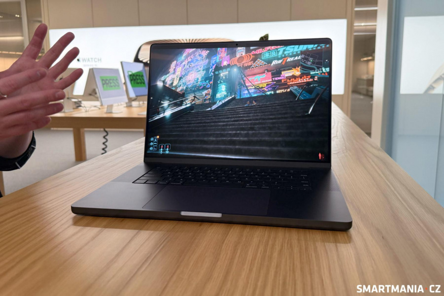 Cyberpunk 2077 na MacBooku Pro