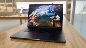 Cyberpunk 2077 na MacBooku Pro